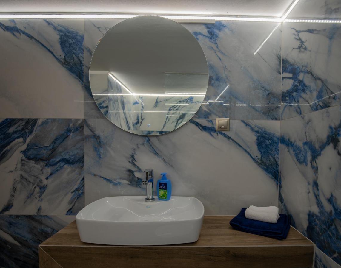 Max Blue Apartment, A Stay Like No Other Pireusz Kültér fotó