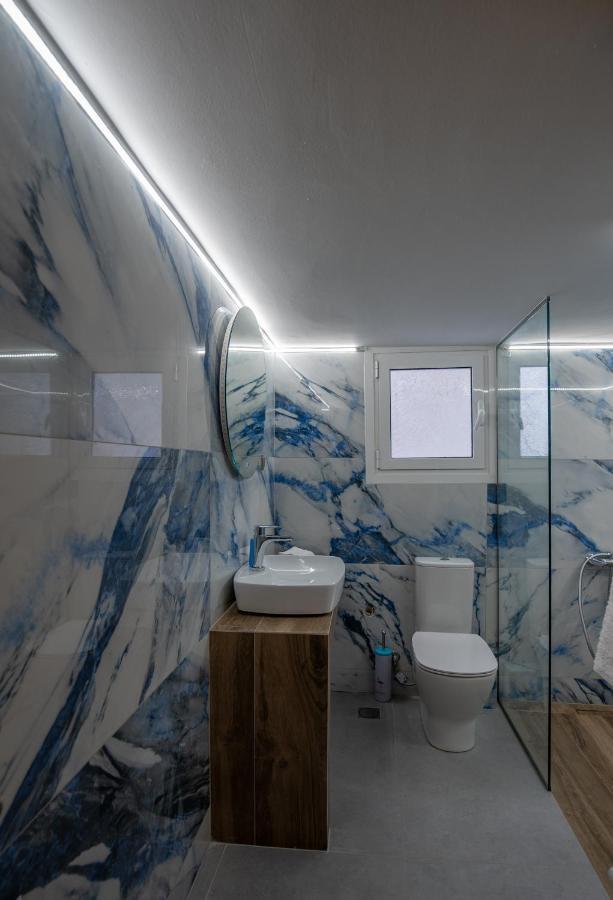 Max Blue Apartment, A Stay Like No Other Pireusz Kültér fotó
